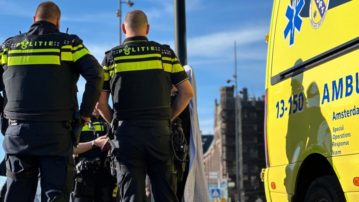 Man krijgt trap langs kade en belandt in water • Luchtalarm niet afgegaan in Gooi en Vechtstreek