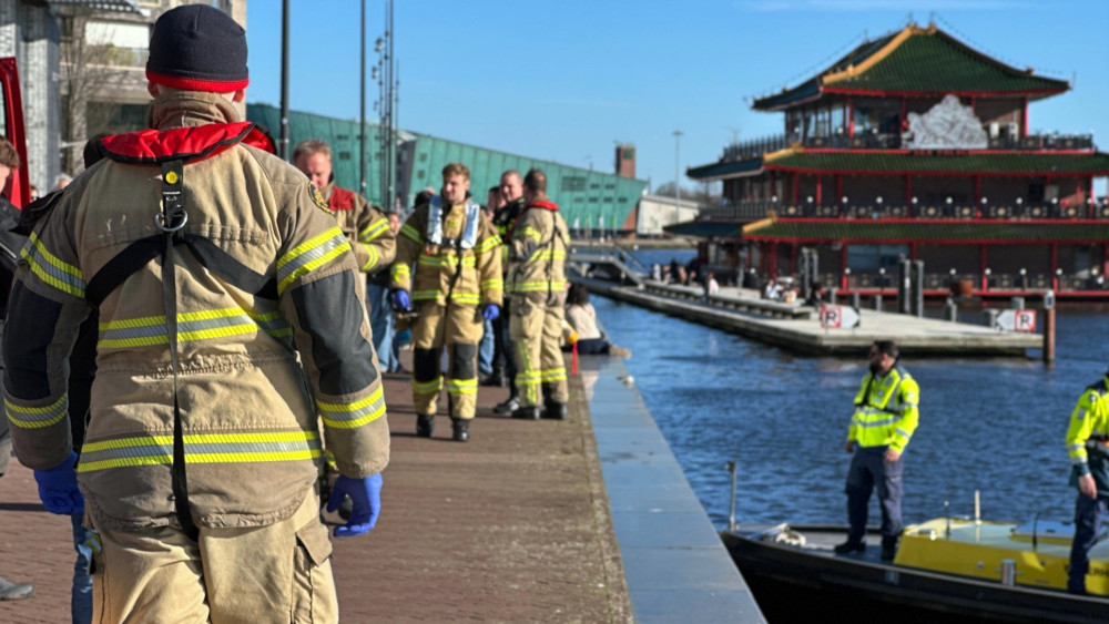Man kicked into the water at Oosterdokskade
