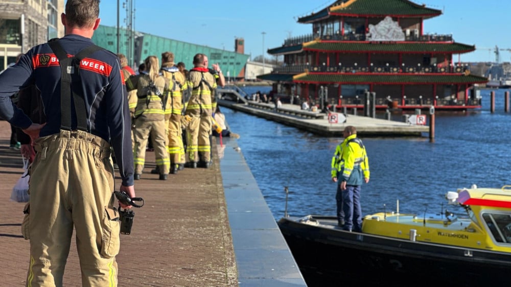 17-year-old arrested for kicking pedestrian into water on Oosterdokskade