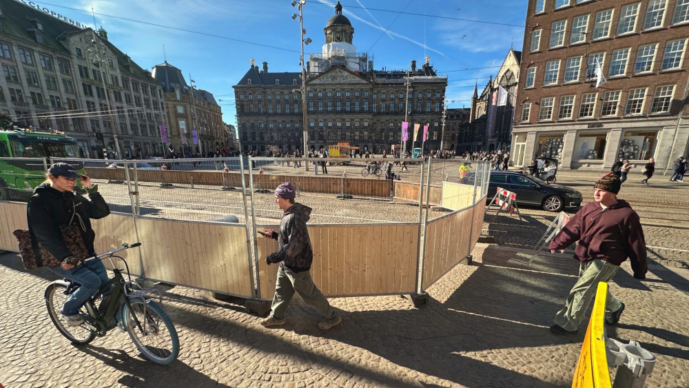 Attention tourists: temporary bike path on Dam Square