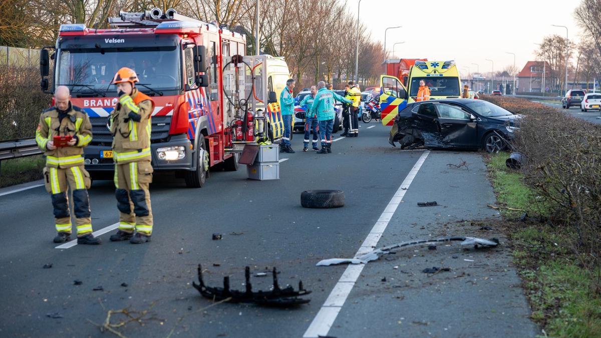 Vrachtwagen vol puin gekanteld in Alkmaar • Gewonde en veel schade bij ongeluk op N208