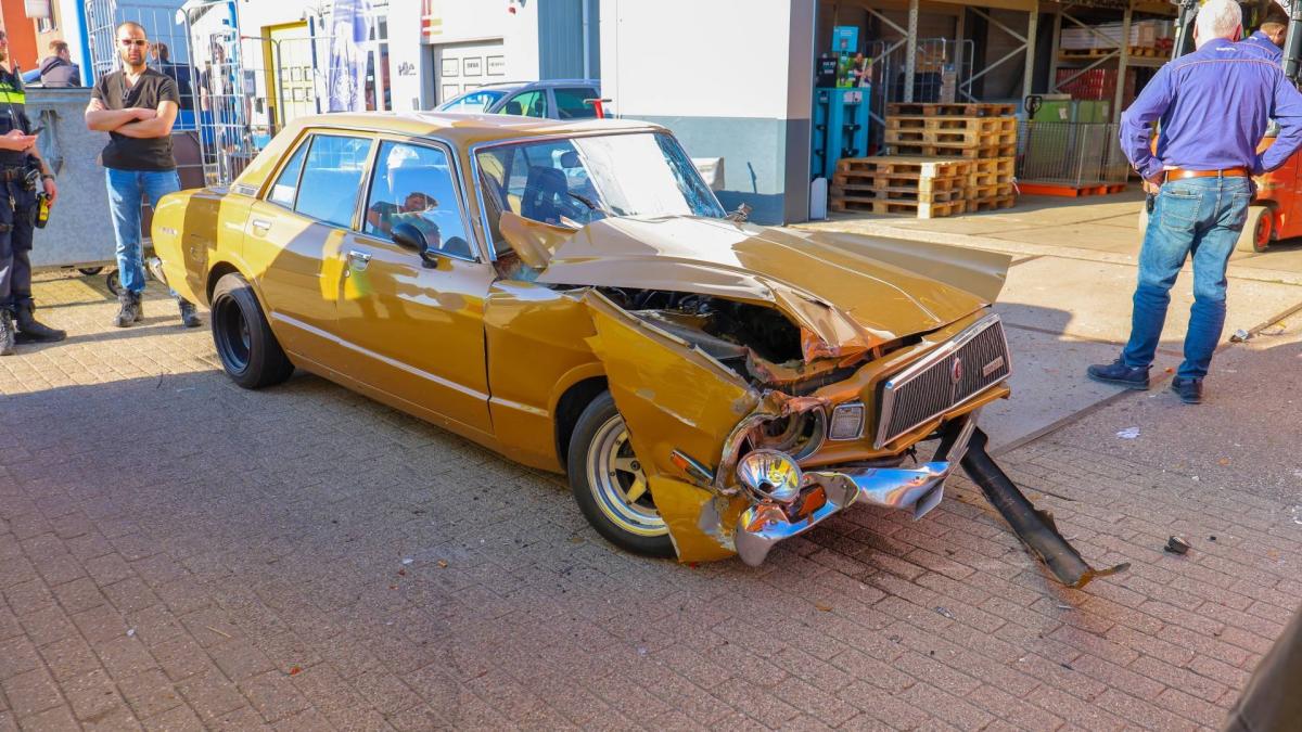 Winkelstraat tijdelijk afgezet vanwege verward persoon • Lichaam aangetroffen in Ringvaart bij Abben