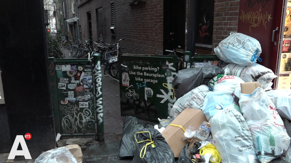After ten years of bickering, Heintje Hoeksteeg residents finally get a gate: It was a public toilet