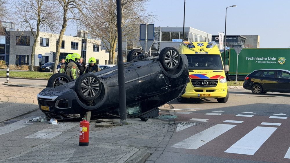 Auto slaat over de kop bij botsing • Politieauto met spoed rijdt fietser aan.