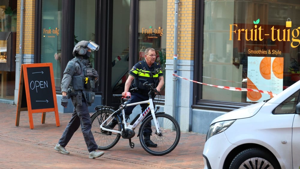 Winkelstraat tijdelijk afgezet vanwege verward persoon • Lichaam aangetroffen in Ringvaart bij Abbenes