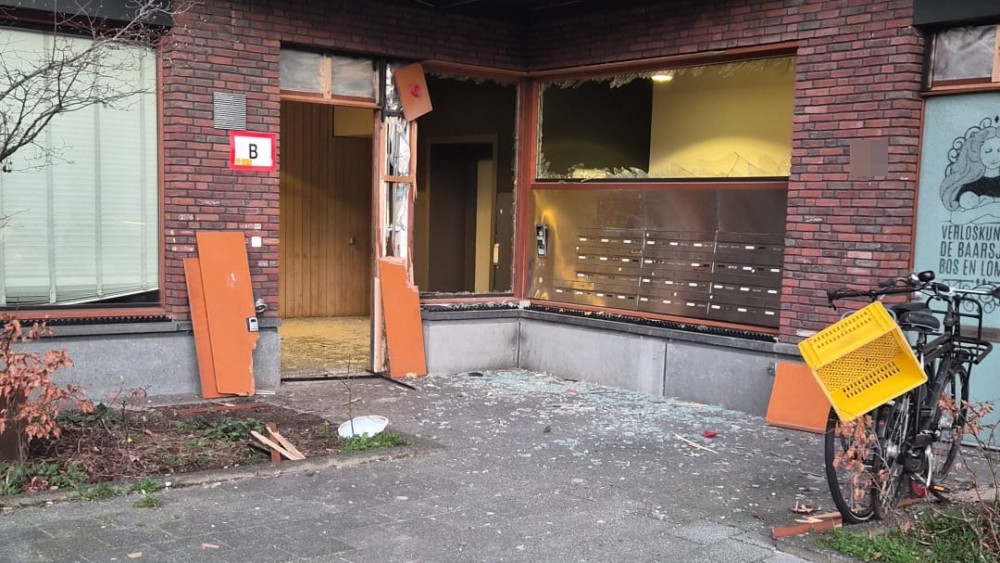 Explosion destroys apartment complex entrance at Witte de Withplein in De Baarsjes