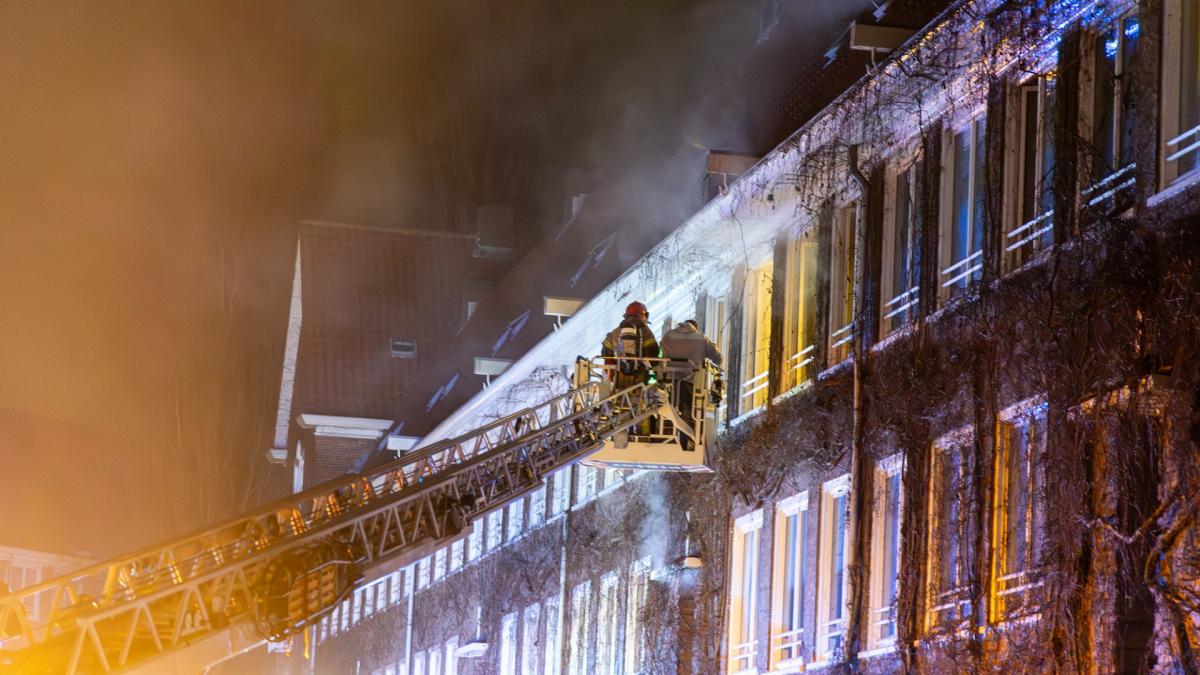 Opnieuw autobrand in Haarlem • Grote woningbrand na explosie Amsterdam