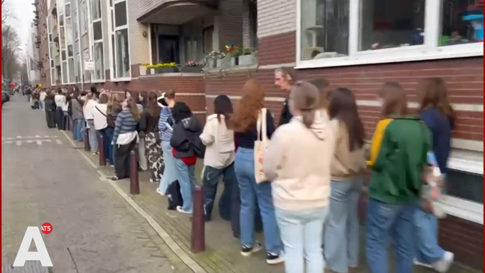 Huge line in central Amsterdam for Harry Styles pop-up store