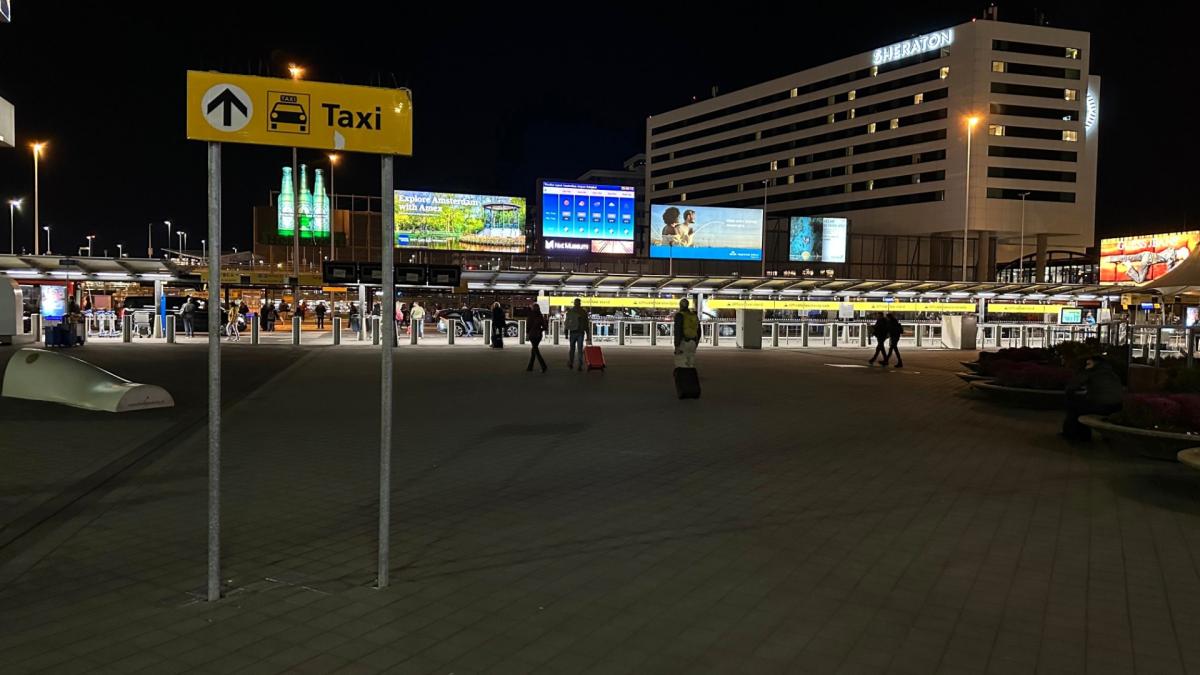 Taxichauffeur neemt wekenlang geen rustdag en wordt betrapt op Schiphol