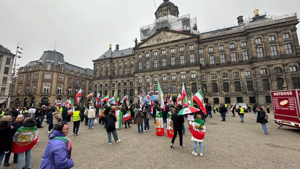 Iranians back on Dam Square for march to US consulate
