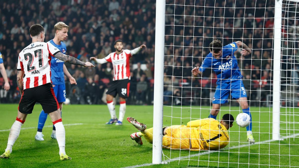 ?? PSV dankzij fout weer naast AZ • Ajax onderuit bij FC Groningen