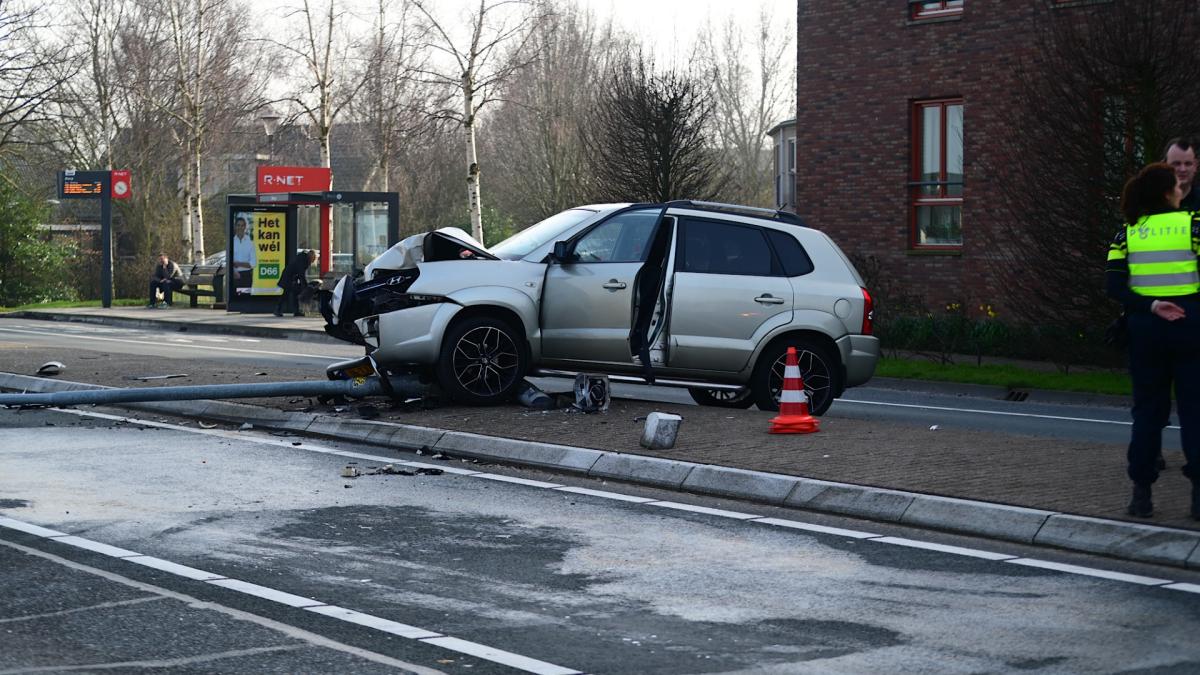 Lange file na ongeluk op A1 • Automobilist botst tegen lantaarnpaal in Oosthuizen