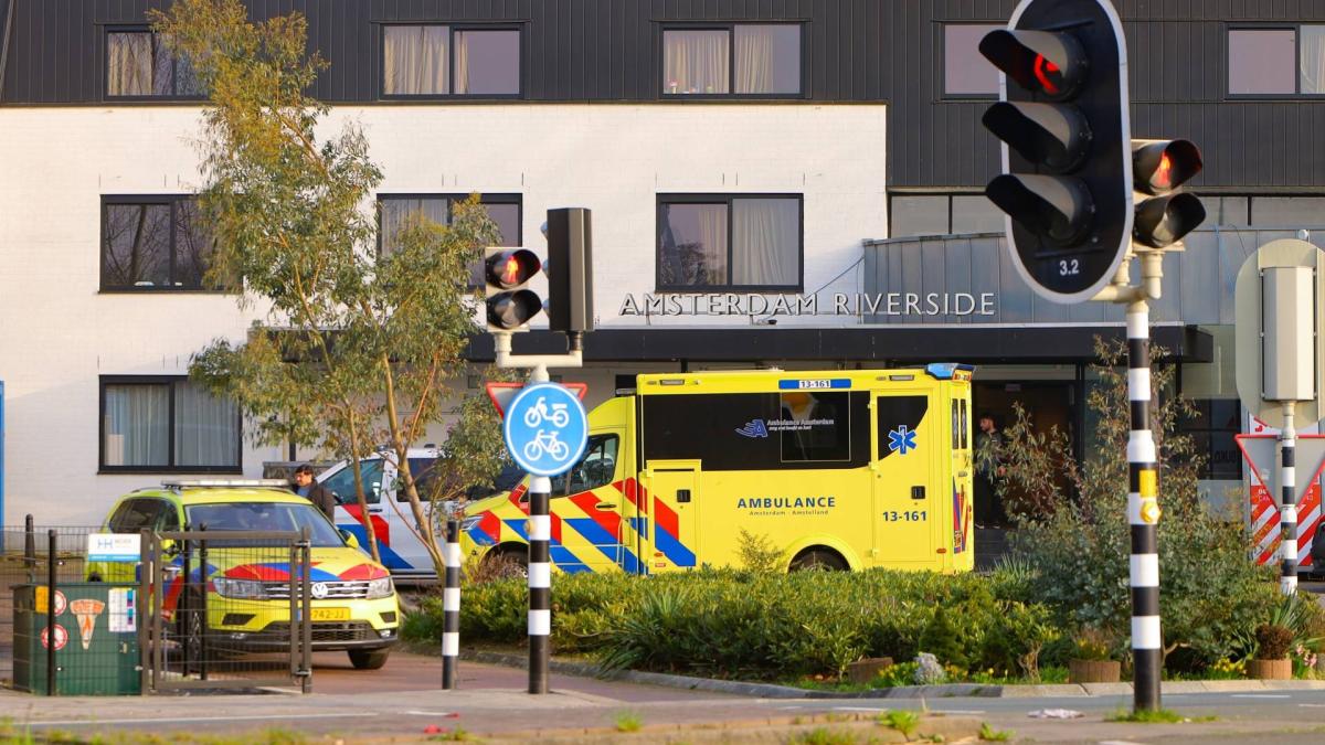 Bewoner asielopvang Amsterdam neergestoken en overgebracht naar ziekenhuis