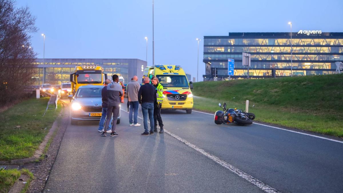 Motorrijdster crasht op A10 in Amsterdam na politieachtervolging
