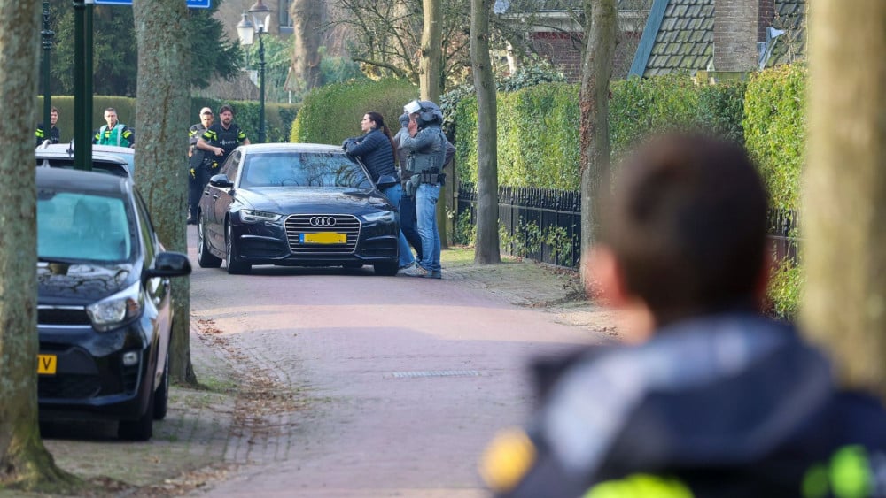 Arrestatieteam haalt verwarde man uit woning in Huizen