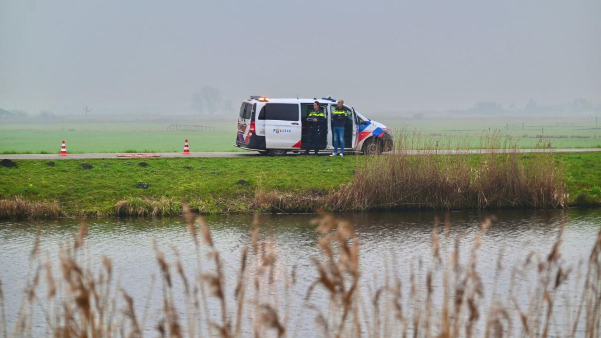 Zoekactie op het water in Zuidoostbeemster beëindigd • Zeker twee Amsterdamse woningen ontruimd door