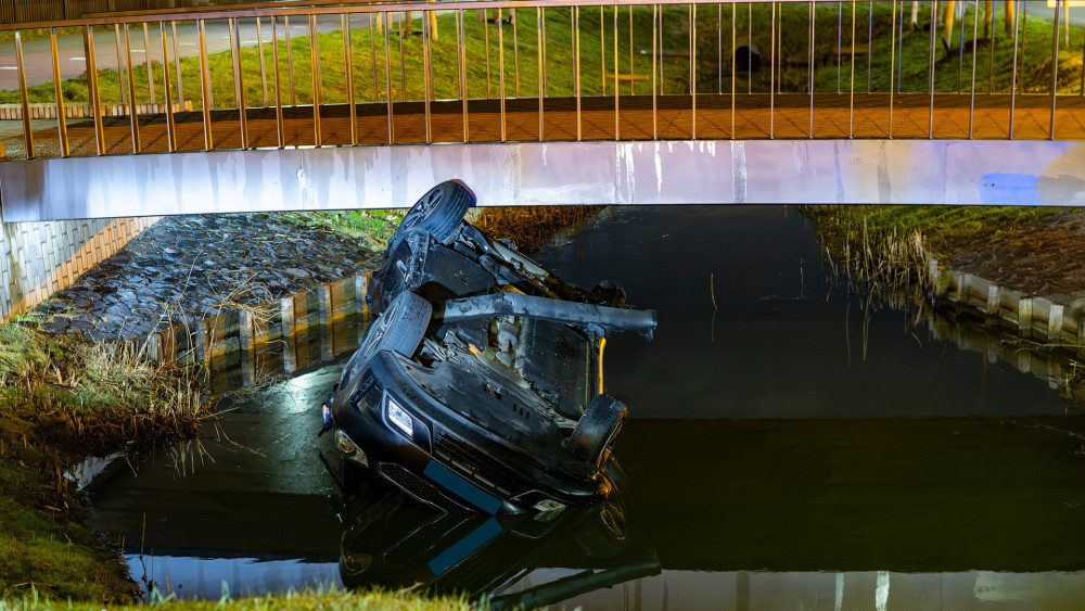 Taxi belandt in water na botsing • Woningbrand op vierde etage flat, bewoner naar ziekenhuis.