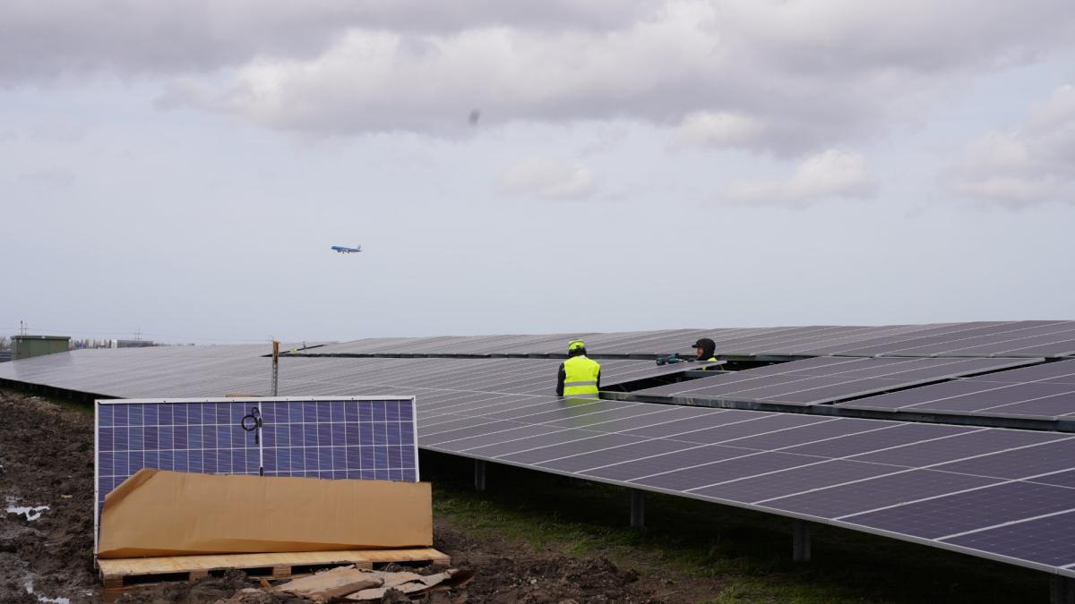 Omstreden zonnepark bij Schiphol krijgt 230.000 nieuwe panelen