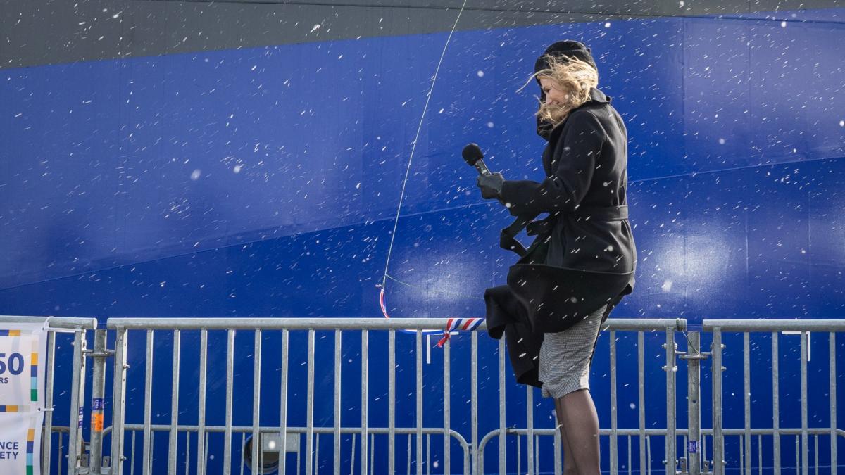 Koningin Máxima doopt nieuw onderzoeksschip Texel en krijgt flinke champagnedouche