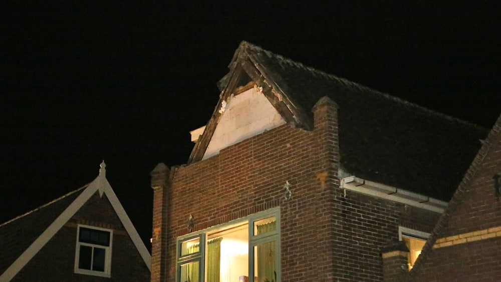 Deel gevel van woning op Texel ingestort, bewoners opgevangen