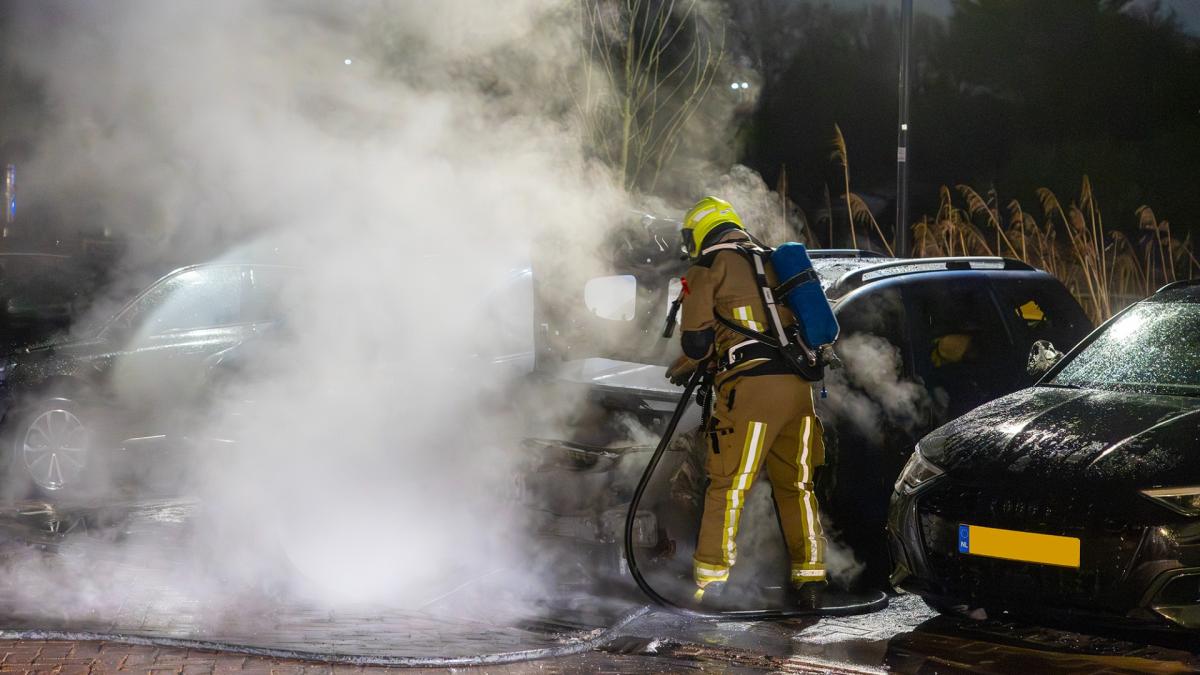 Opnieuw twee autobranden aan Haarlemse Shubertstraat, politie doet onderzoek