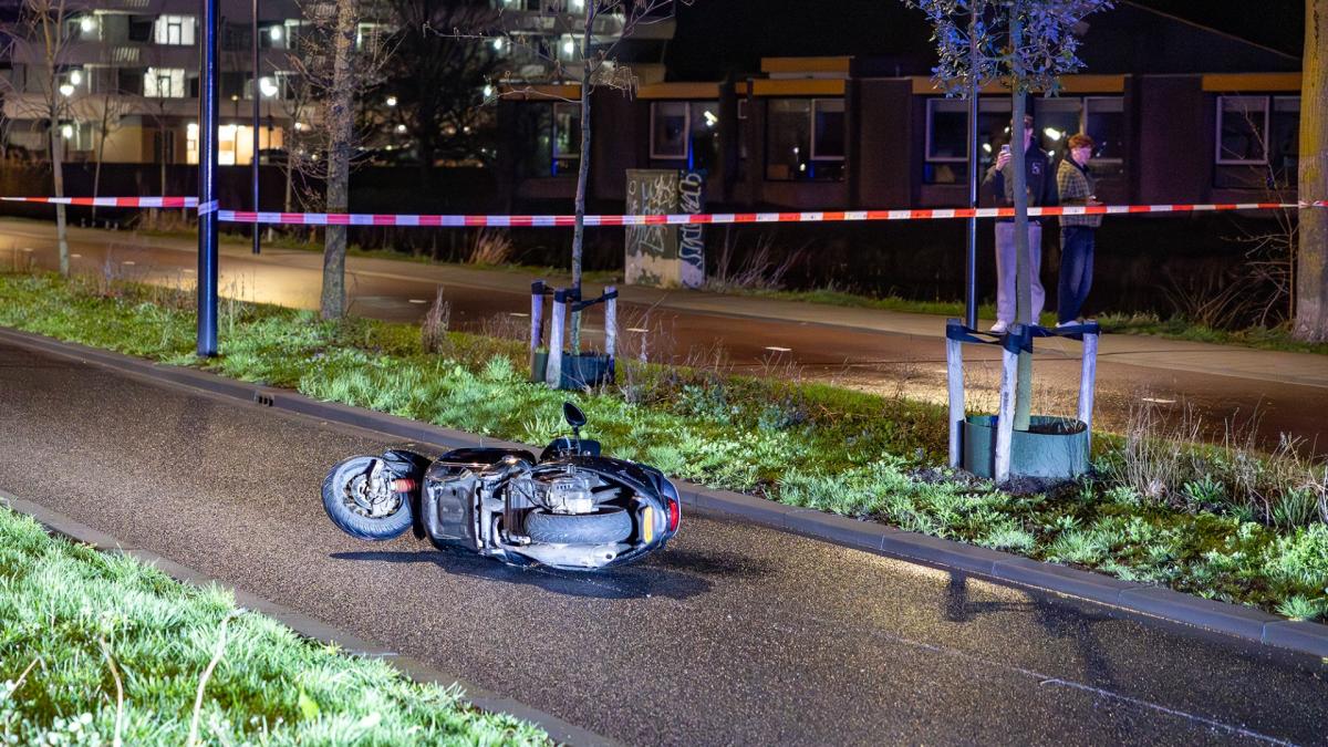 Scooterrijder zwaargewond bij eenzijdig ongeval in Beverwijk