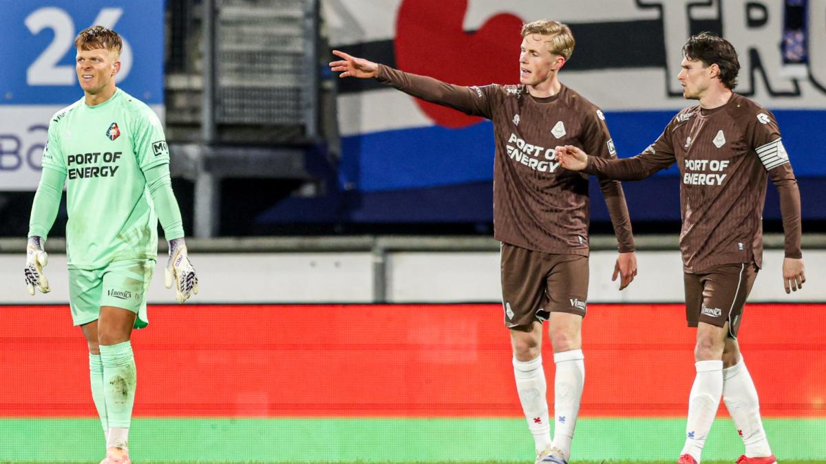 ?? Telstar nog dieper in de problemen • Ajax leidt met gelukje tegen Sparta