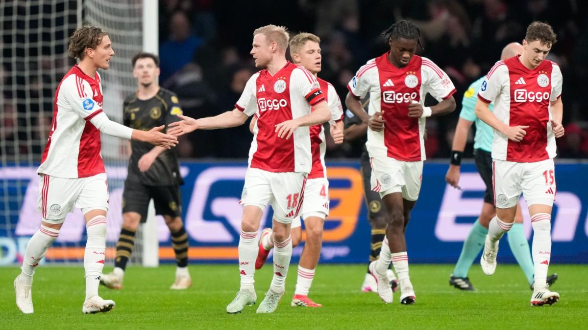 ?? Ajax heeft geen kind aan Sparta • Beroerde avond voor Telstar in Heerenveen