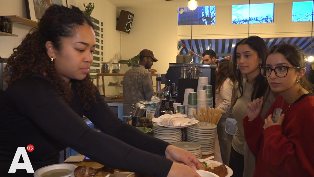 Young people increasingly break their Ramadan fast away from home: "A real outing"