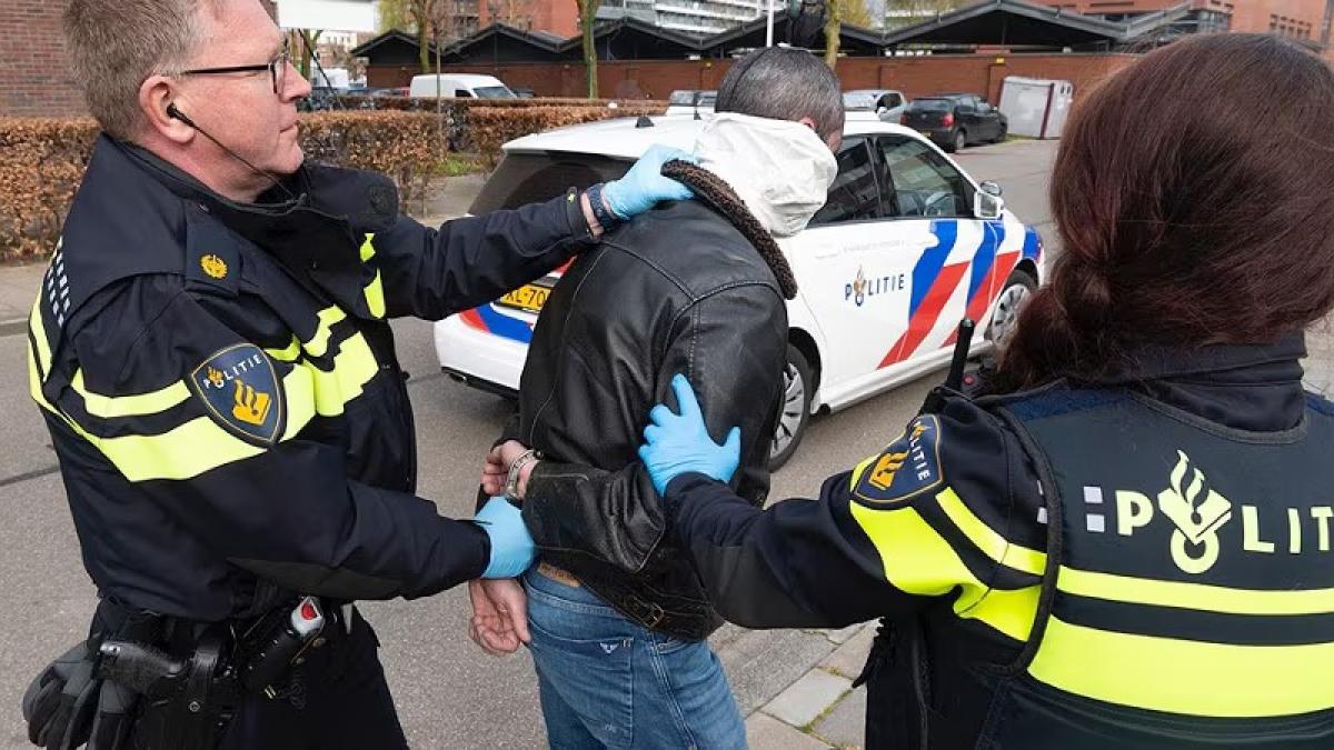 Pool (26) probeert via meerdere tuinen in Schagen te ontkomen van de politie