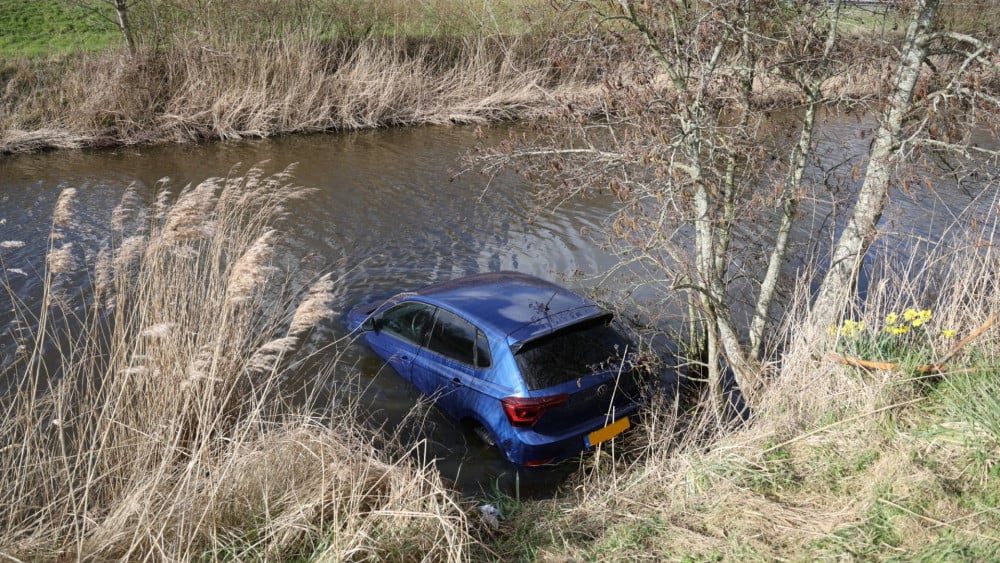 Auto rijdt water in vanaf parkeerplaats • Afsluitdijk richting Noord-Holland weer open
