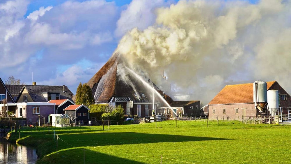 Grote brand in stolpboerderij Wervershoof: "Het is een ramp"