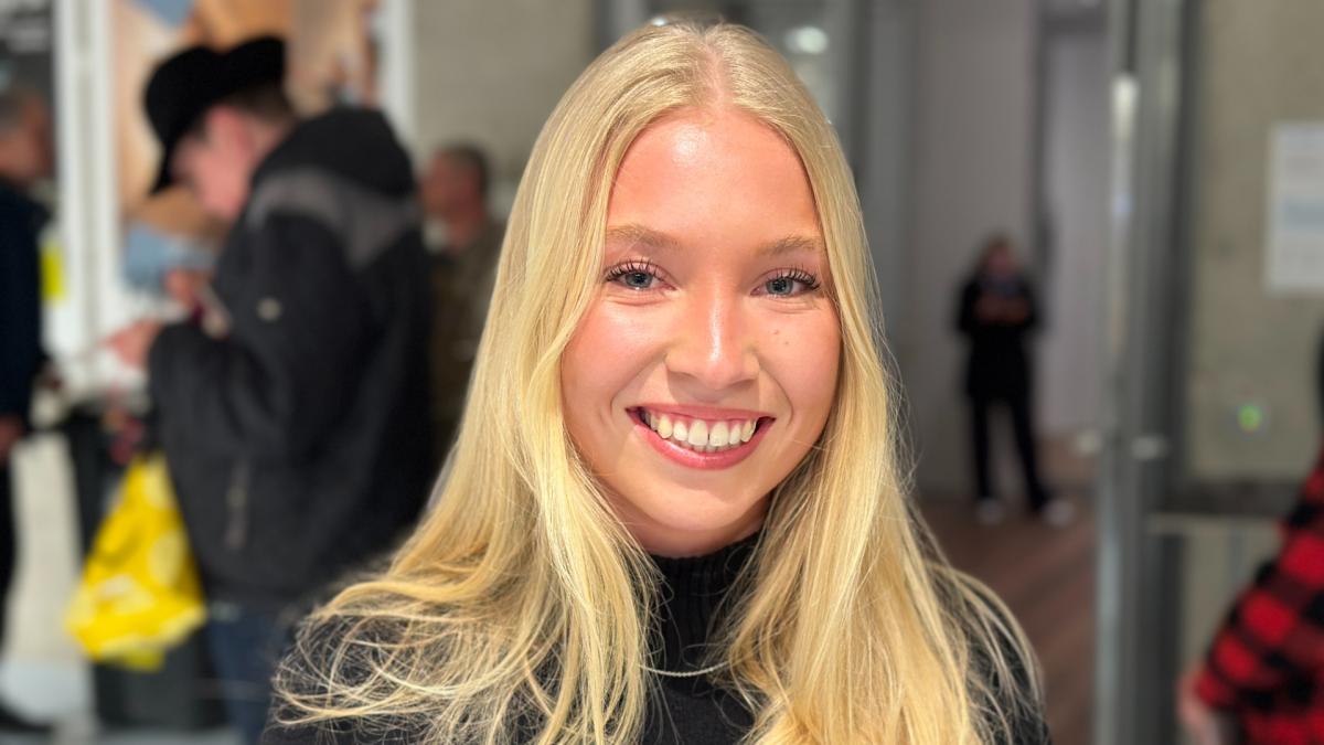 Nachtelijk gezang in stembureau: jarige Liz (18) mag gelijk stemmen