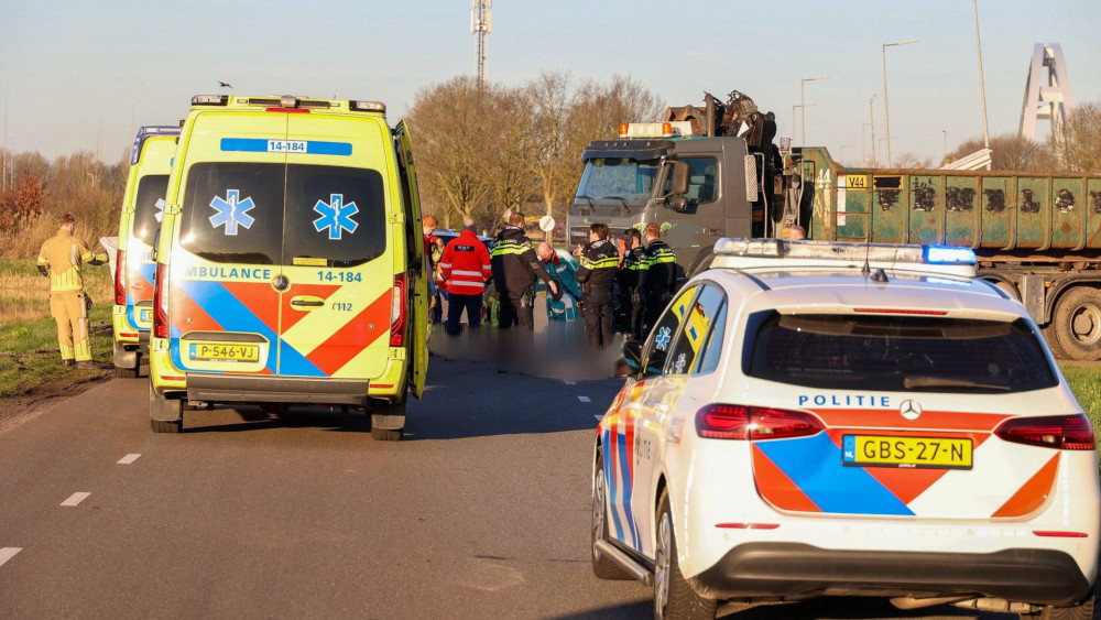 Fietser overlijdt na botsing met vrachtwagen.