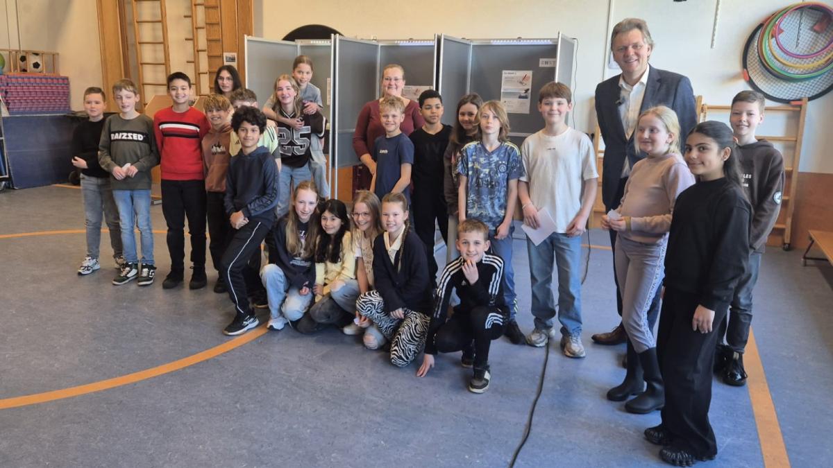Kinderen van groep 7 stemmen voor de eerste kinderburgemeester van Zaanstad
