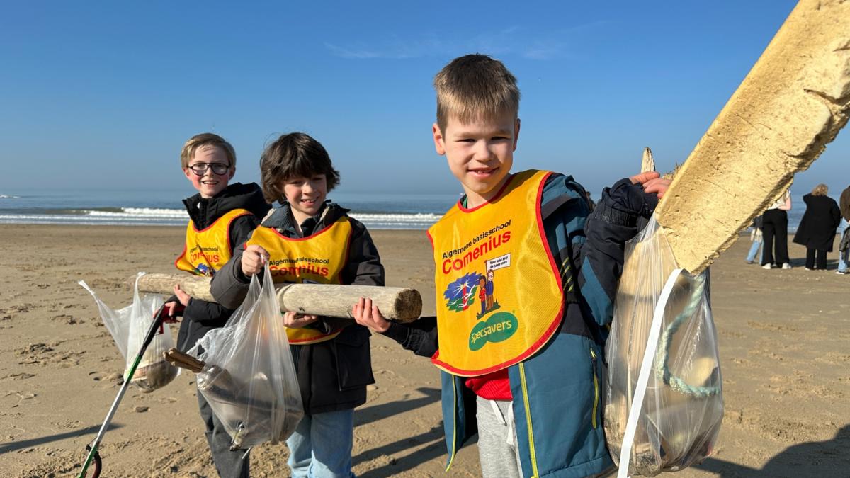 Geen afval maar strandschatten: honderden kinderen ruimen strand op