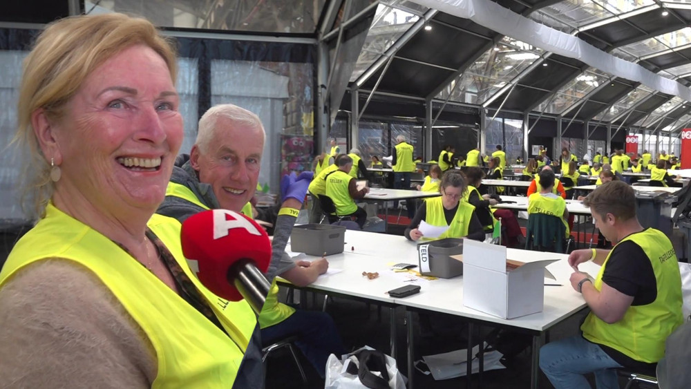 "A bit boring, but important": 800 people recount all votes at the NDSM Wharf