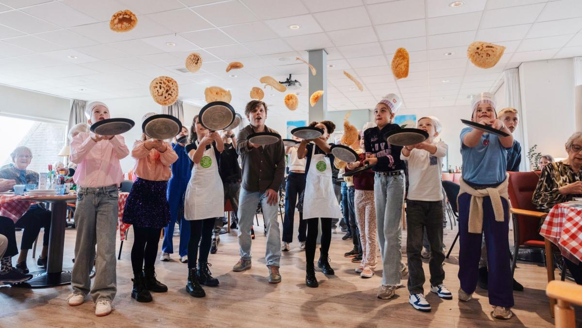 Kinderen uit Egmond aan Zee bakken voor ouderen tijdens Nationale Pannenkoekendag