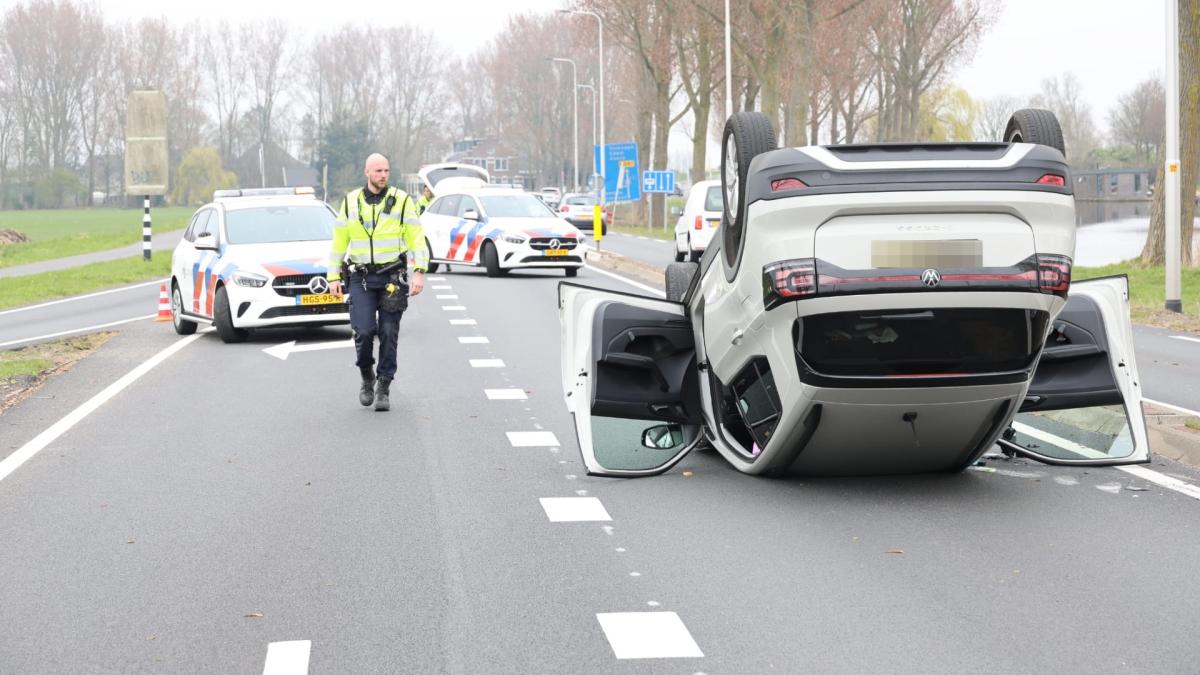 Auto eindigt op de kop na botsing, geen gewonden gevallen