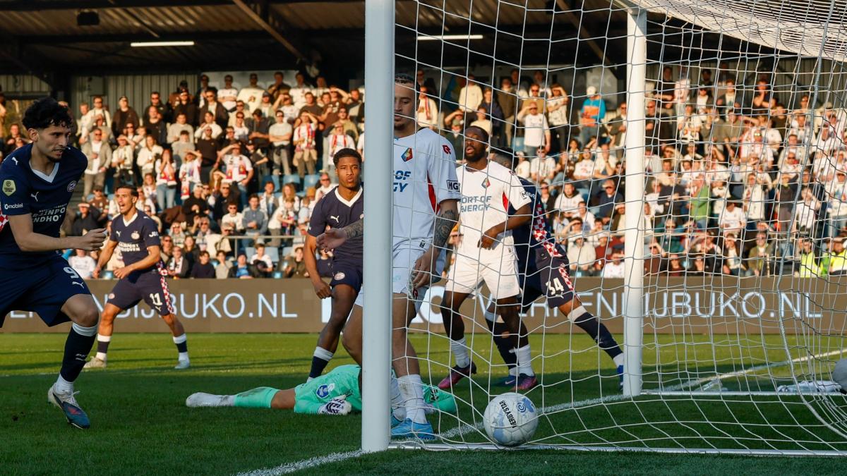 ?? Telstar pakt de voorsprong tegen tiental PSV • AZ op achterstand in Groningen