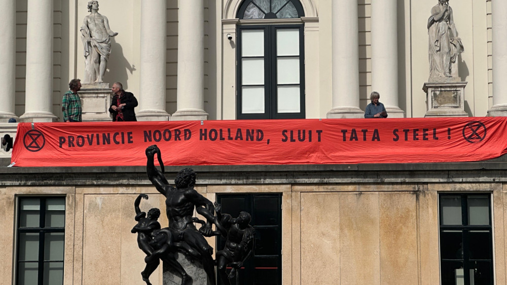 XR occupies provincial hall: "Close polluting Tata Steel plant"