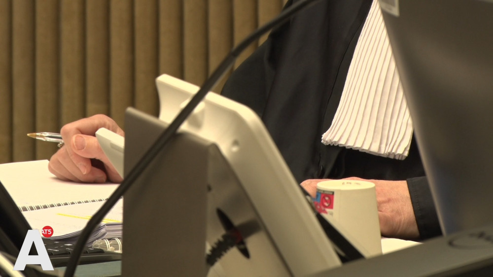 Homeowner ordered to demolish glass sunroom on roof terrace: "Detracts from unity"