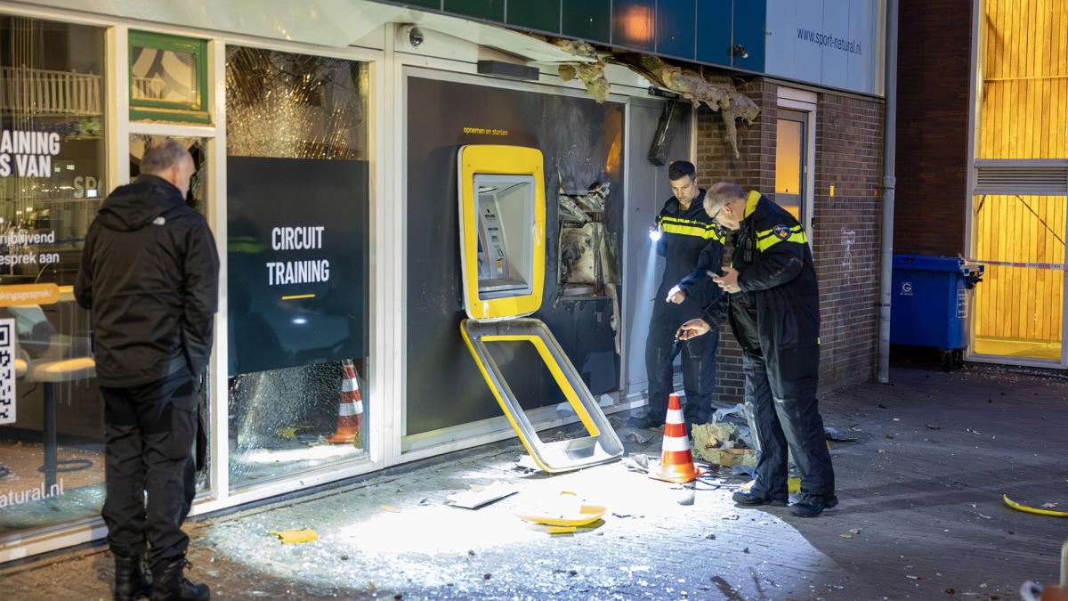 Vlammen slaan uit restaurant de Polderei in Anna Paulowna • Identiteit verdachten plofkraak Badhoeve