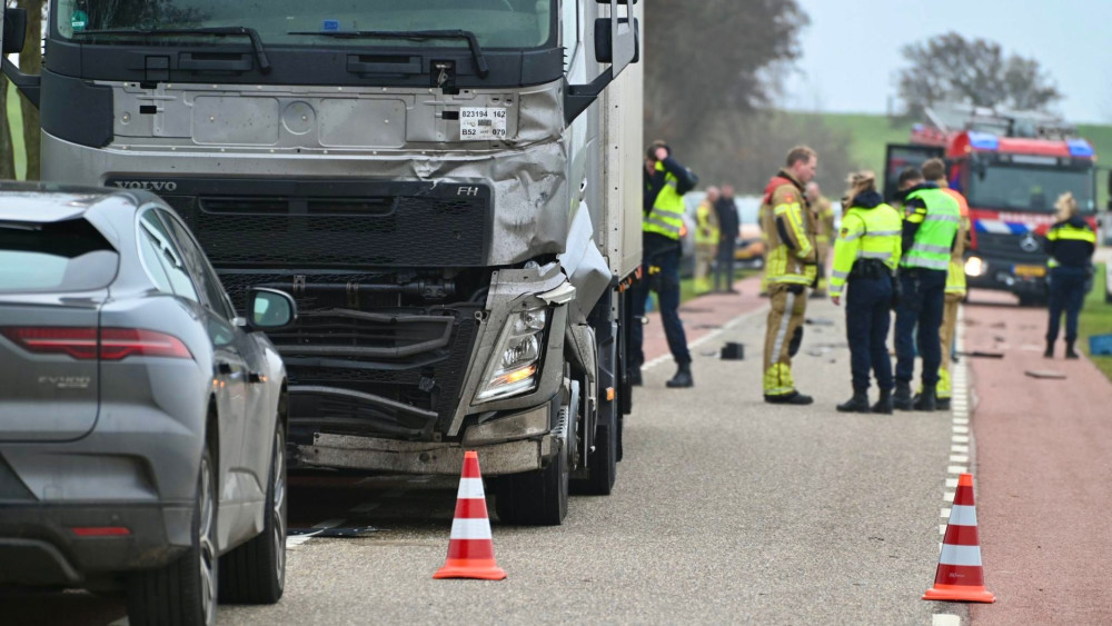 Automobilist overleden bij botsing met vrachtwagen in Wieringerwerf.