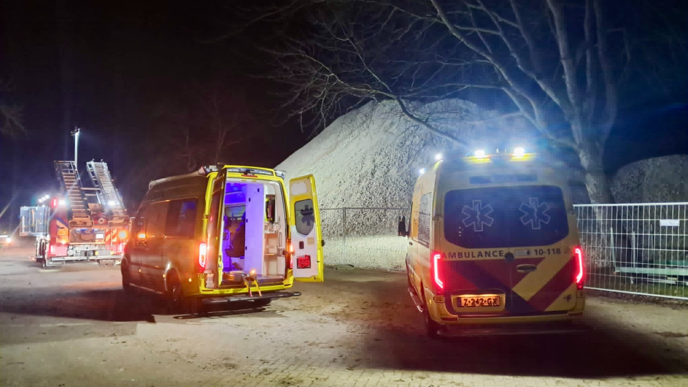 Meisje (16) zwaargewond na metershoge val van grindberg in Den Helder