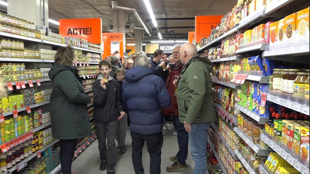 Door inwoners gefinancierde dorpssupermarkt opent deuren: 