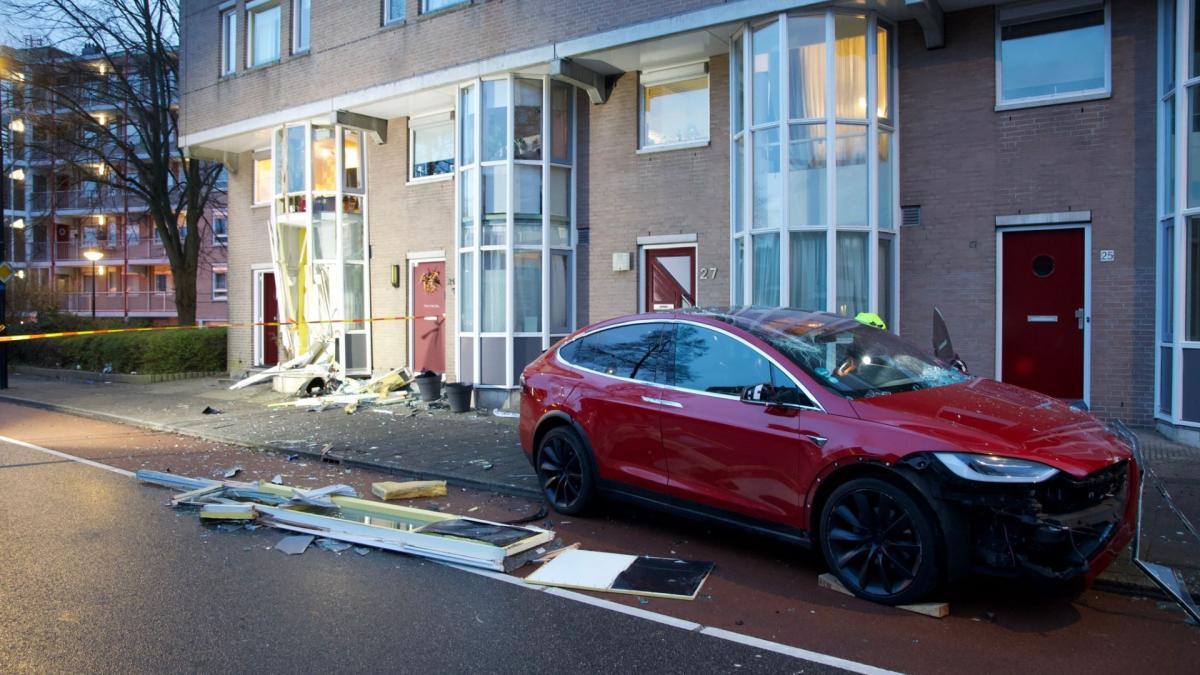 Auto rijdt tegen woning in Beverwijk, pand flink beschadigd