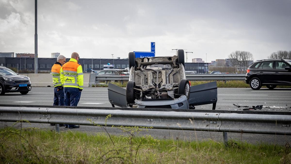 Auto slaat over de kop op A4 bij Schiphol