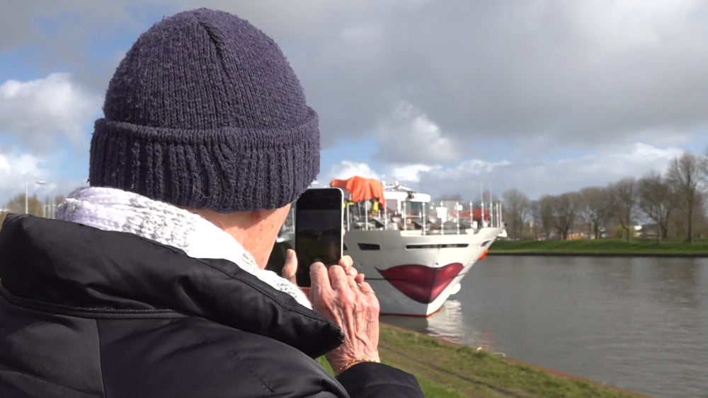 Riviercruiseschip weggesleept na ongeluk bij Amsterdamsebrug, onderzoek gaande