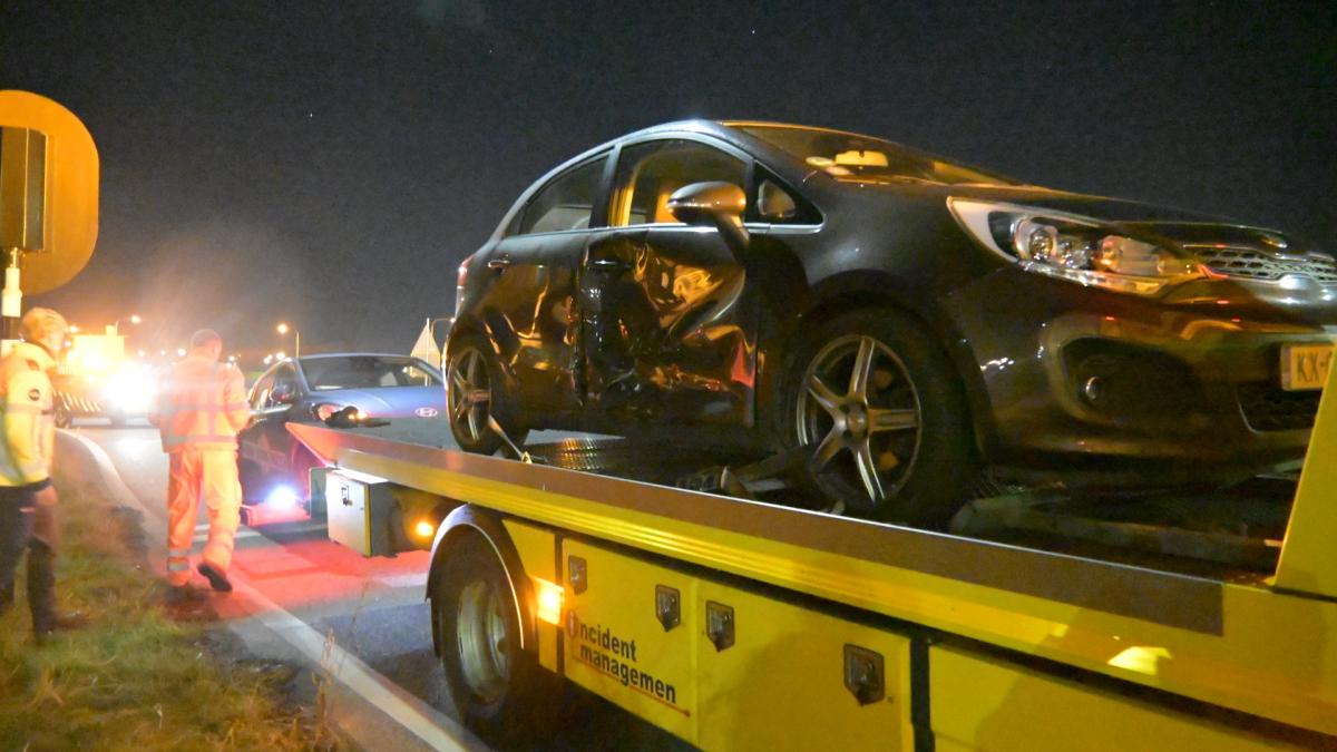 Botsing tussen twee auto's op viaduct in Heerhugowaard